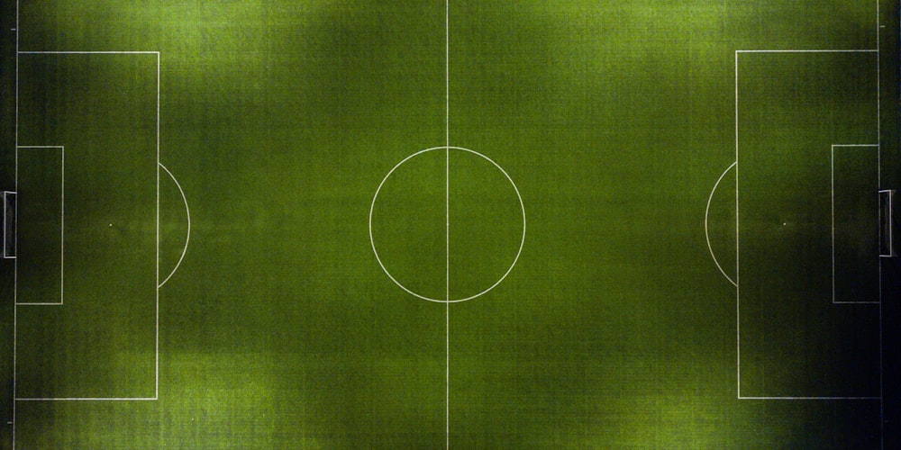 现代数据中心服务器机房，展示流媒体技术后端支持